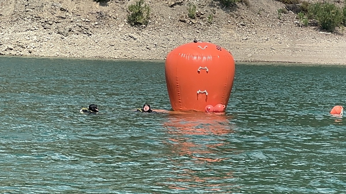 Adana'nın Kozan ilçesinde, 2 Ağustos'ta orman yangınına müdahale ederken baraj gölüne düşen...
