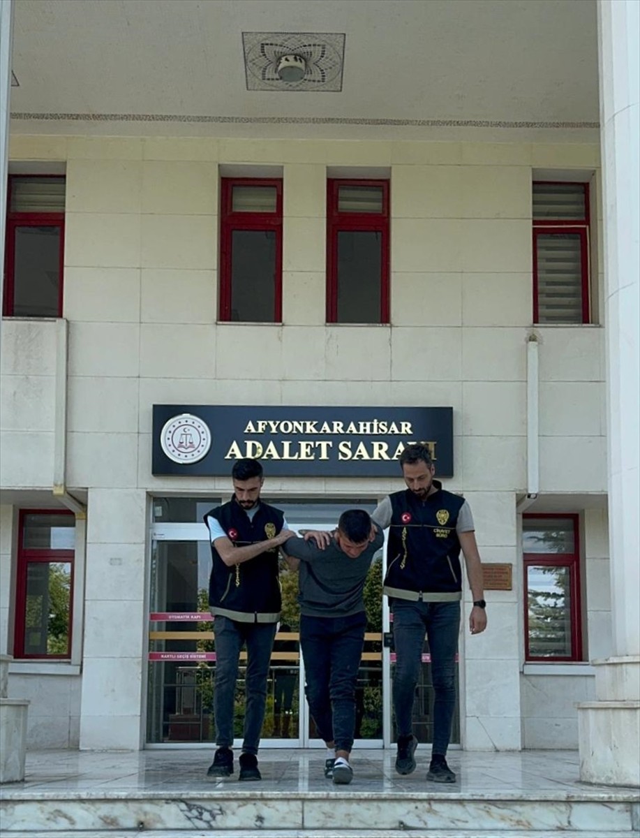 Afyonkarahisar'da bir parkta kavga ettiği eski kız arkadaşını bıçaklayarak öldüren zanlı...