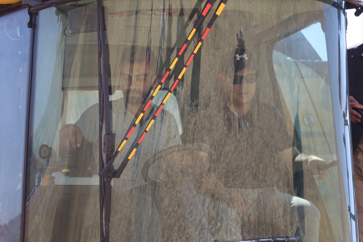 Ağrı'nın bereketli ovalarındaki buğday tarlalarında biçerdöverlerle hasat heyecanı...