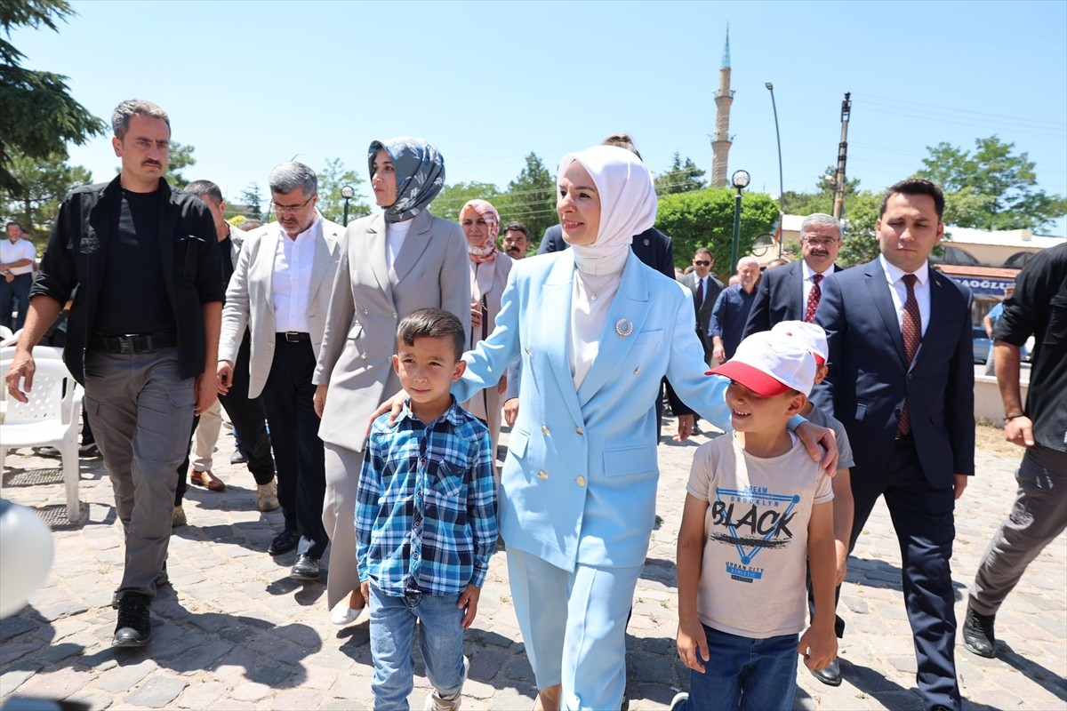 Aile ve Sosyal Hizmetler Bakanı Mahinur Özdemir Göktaş, Afyonkarahisar'da Döğer Belediyesi...