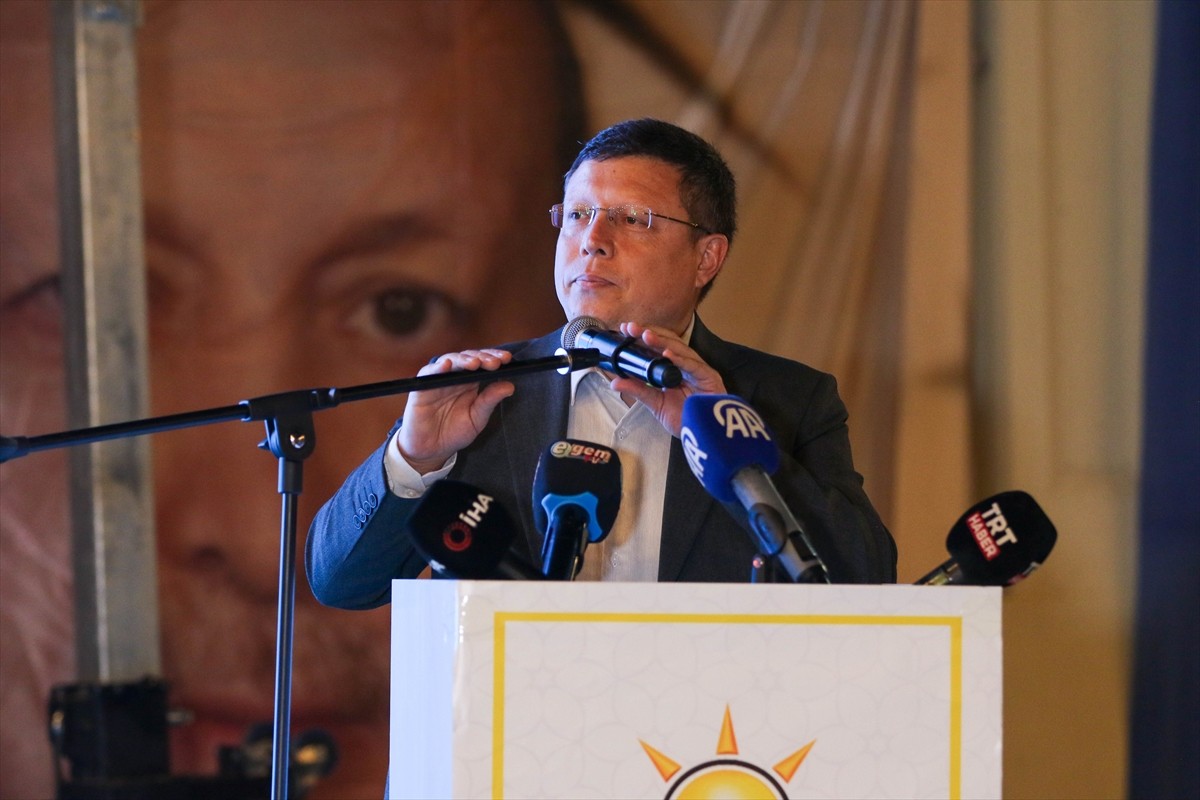 AK Parti Genel Başkan Yardımcısı ve Trabzon Milletvekili Mustafa Şen, Müze Park'taki AK Parti Uşak...