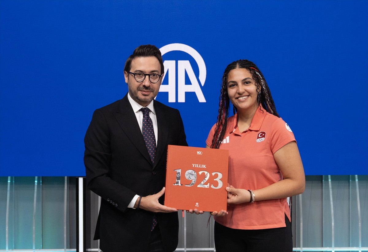 Anadolu Ajansı (AA) Yönetim Kurulu Başkanı ve Genel Müdürü Serdar Karagöz (sağda), Paris 2024...