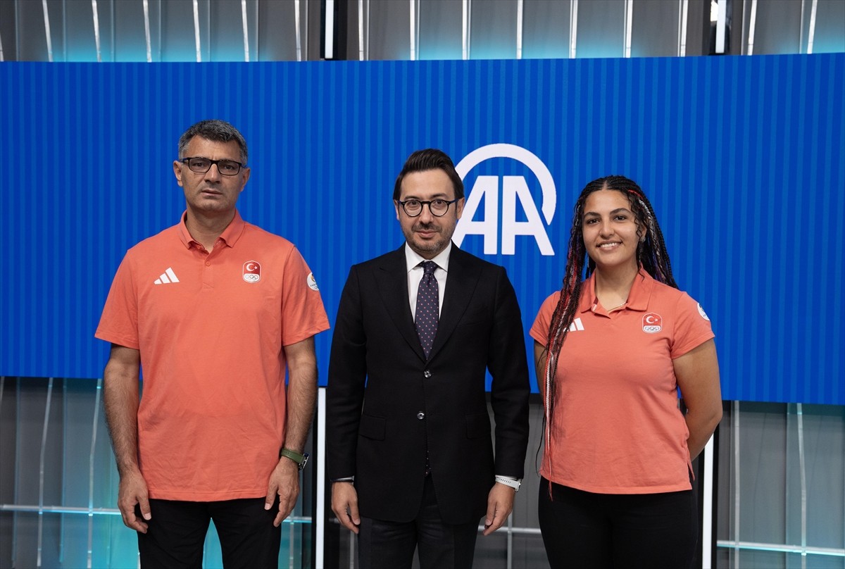 Anadolu Ajansı (AA) Yönetim Kurulu Başkanı ve Genel Müdürü Serdar Karagöz (sağda), Paris 2024...