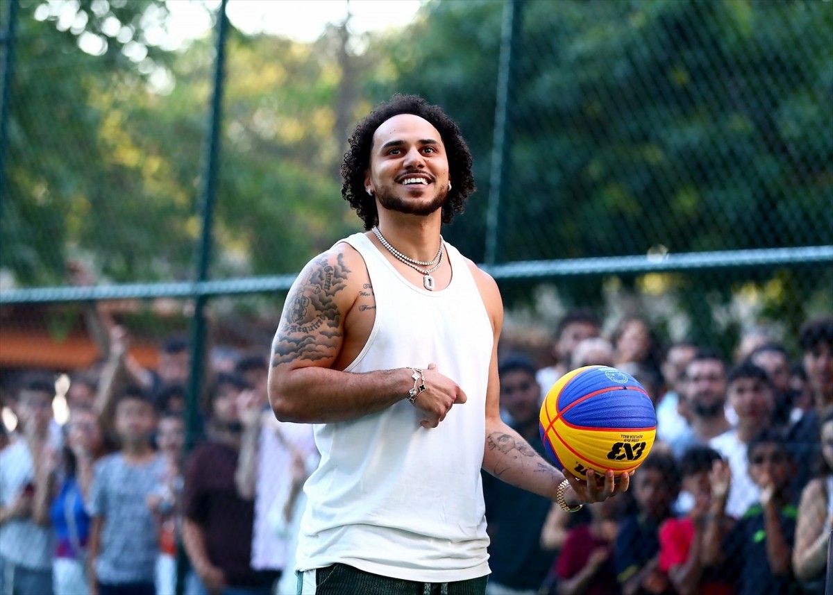 Anadolu Efes oyuncusu Shane Larkin'in (solda) tasarımına katkı verdiği "halı" desenli basketbol...