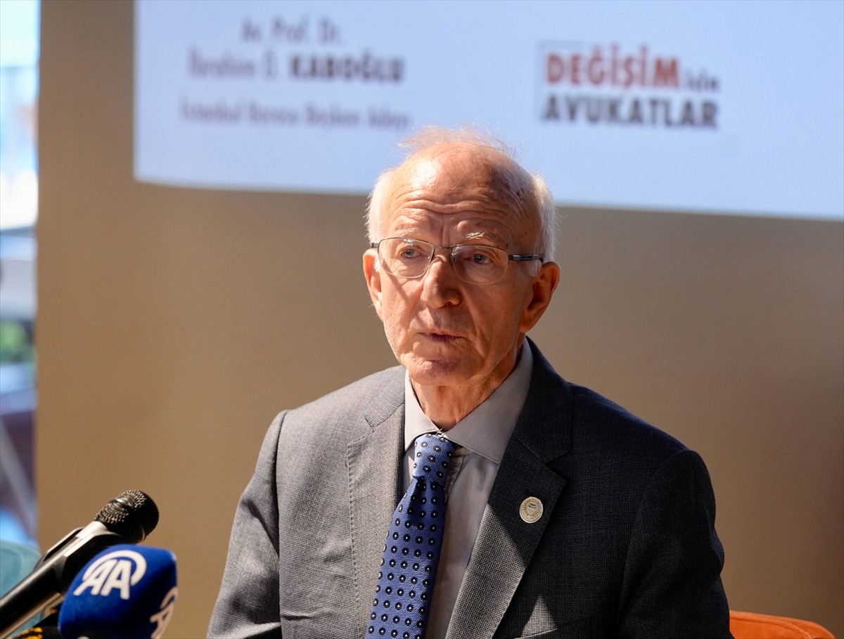 Anayasa hukukçusu Prof. Dr. İbrahim Kaboğlu, baronun teras katında düzenlediği basın toplantısında...