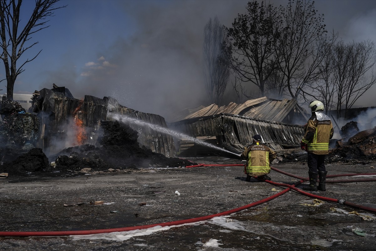 Ankara'nın Akyurt ilçesinde geri dönüşüm fabrikasında çıkan yangına ekiplerce müdahale...