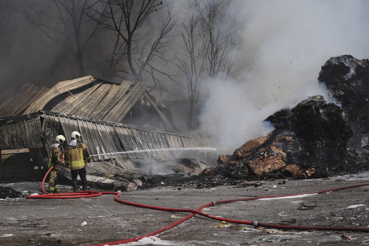 Ankara'nın Akyurt ilçesinde geri dönüşüm fabrikasında çıkan yangına ekiplerce müdahale...