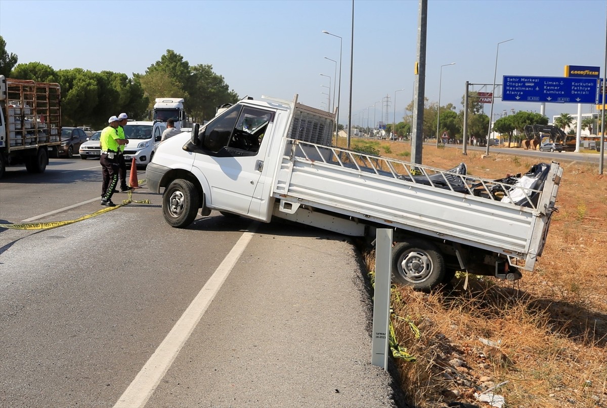 Antalya'da geri gelen kamyonete çarpan otomobildeki sürücü hayatını kaybetti.