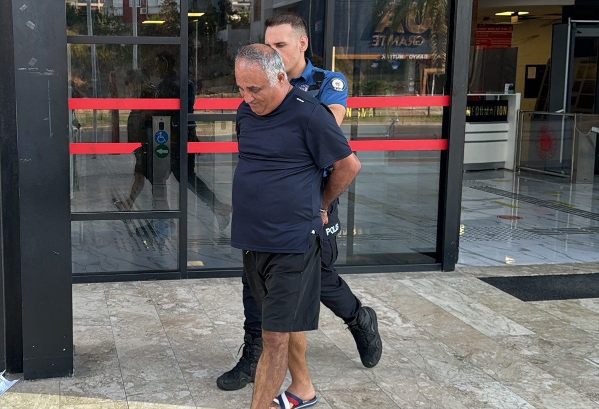 Antalya'nın Alanya ilçesinde satranç dersi verdiği öğrencilerin müstehcen görüntülerini çektiği...