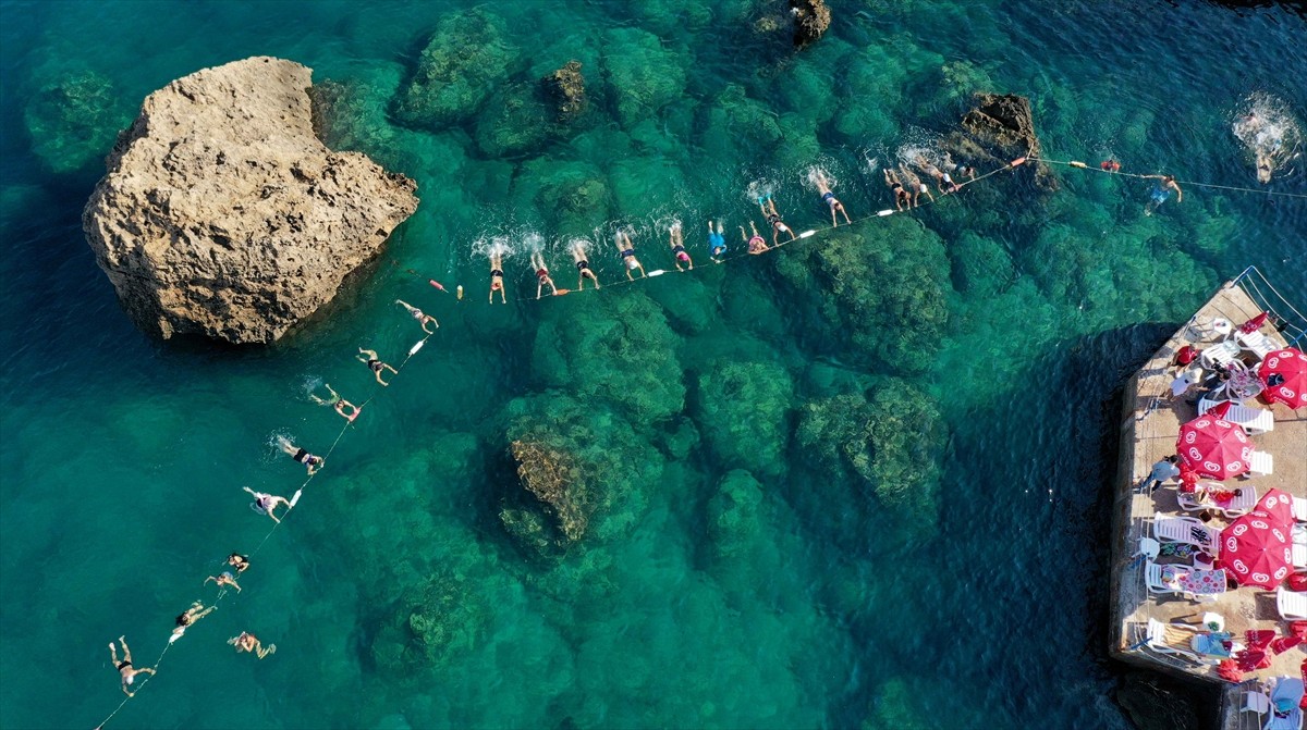 Antalya'nın falez sahil bandında yer alan mavi bayraklı Erenkuş plajında düzenlenen su cimnastiği...