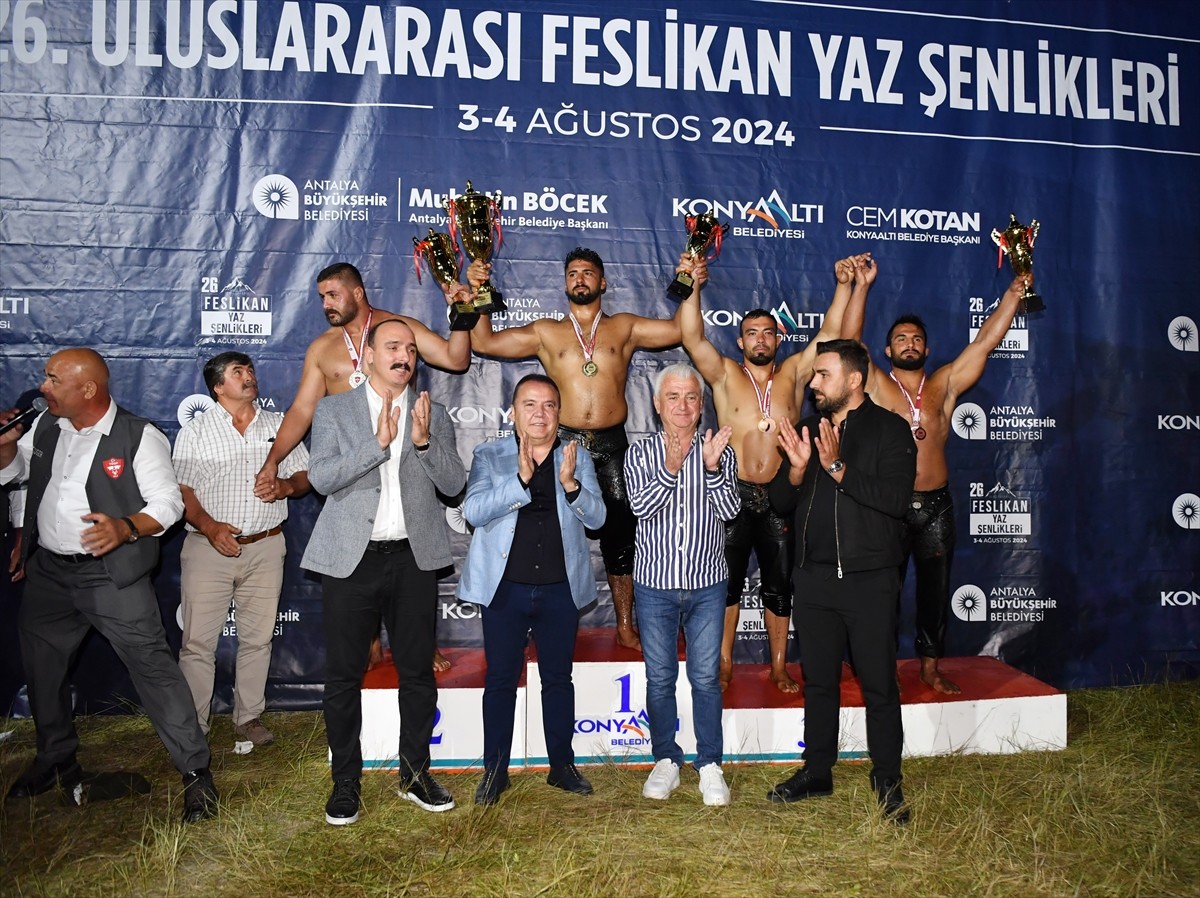 Antalya'nın Konyaaltı ilçesinde bu yıl 26'ncısı düzenlenen Uluslararası Feslikan Yağlı...