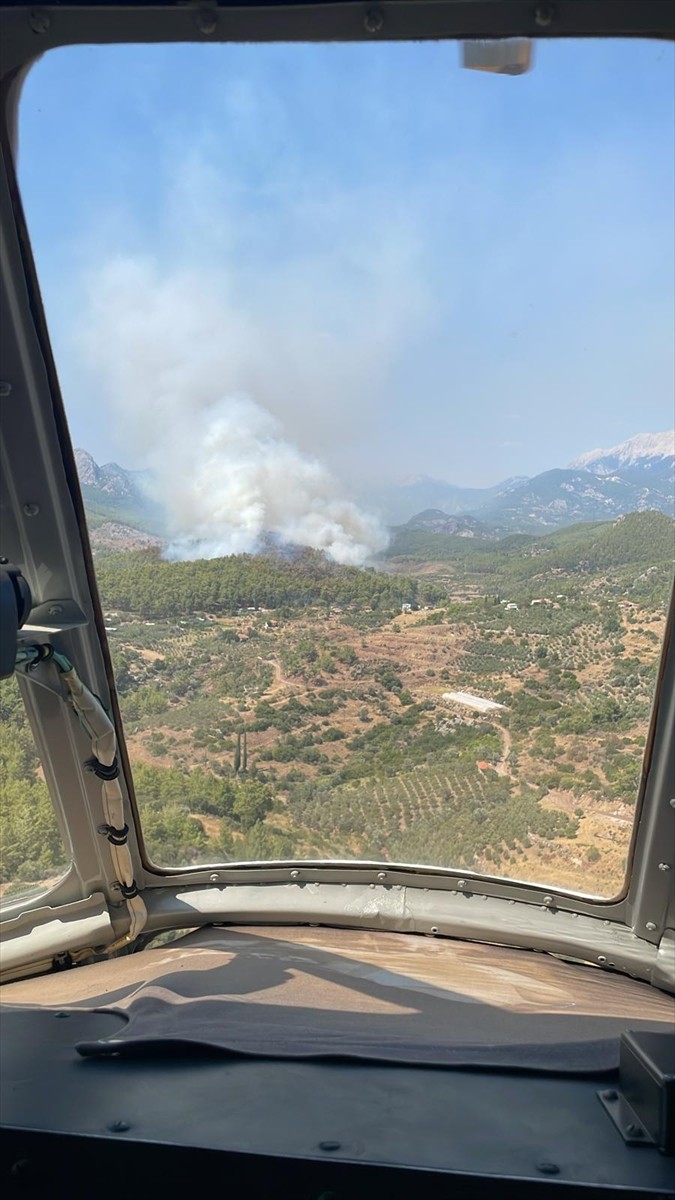 Antalya'nın Serik ilçesinde, ormanlık alanda çıkan yangına havadan ve karadan müdahale...