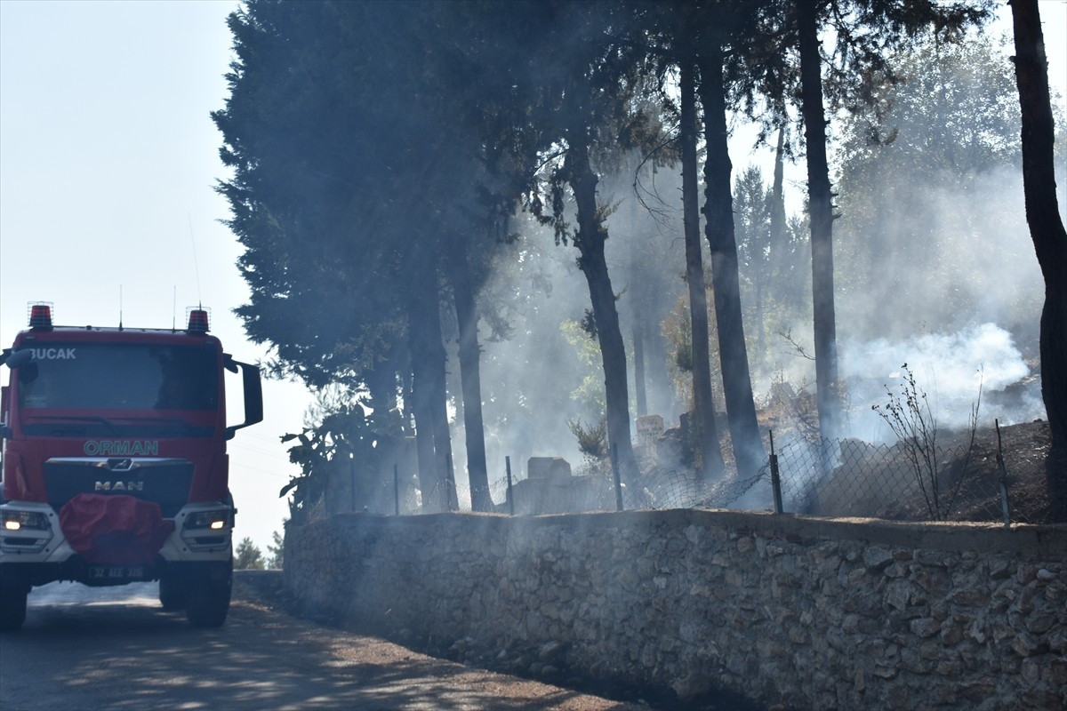 Antalya'nın Serik ilçesinde, ormanlık alanda çıkan yangına havadan ve karadan müdahale edildi....