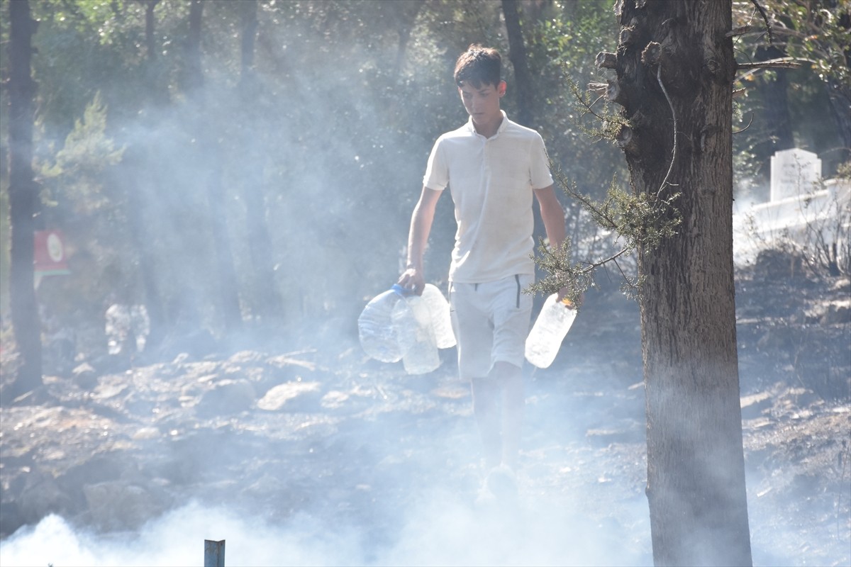 Antalya'nın Serik ilçesinde, ormanlık alanda çıkan yangına havadan ve karadan müdahale edildi....