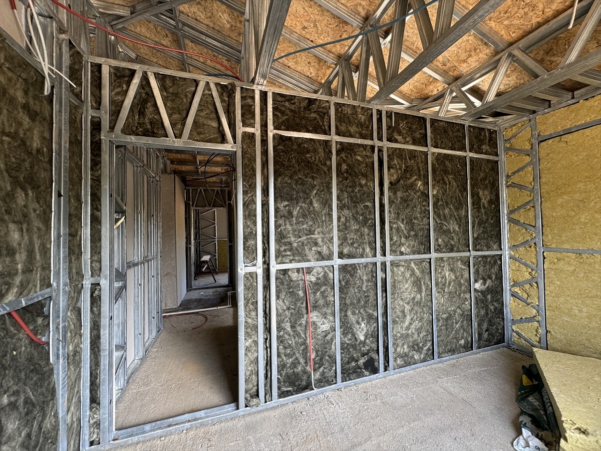 Ardahan'da, 2022'de merkez üssü Göle ilçesi olan 5 büyüklüğündeki depremde hasar gören konut ve...