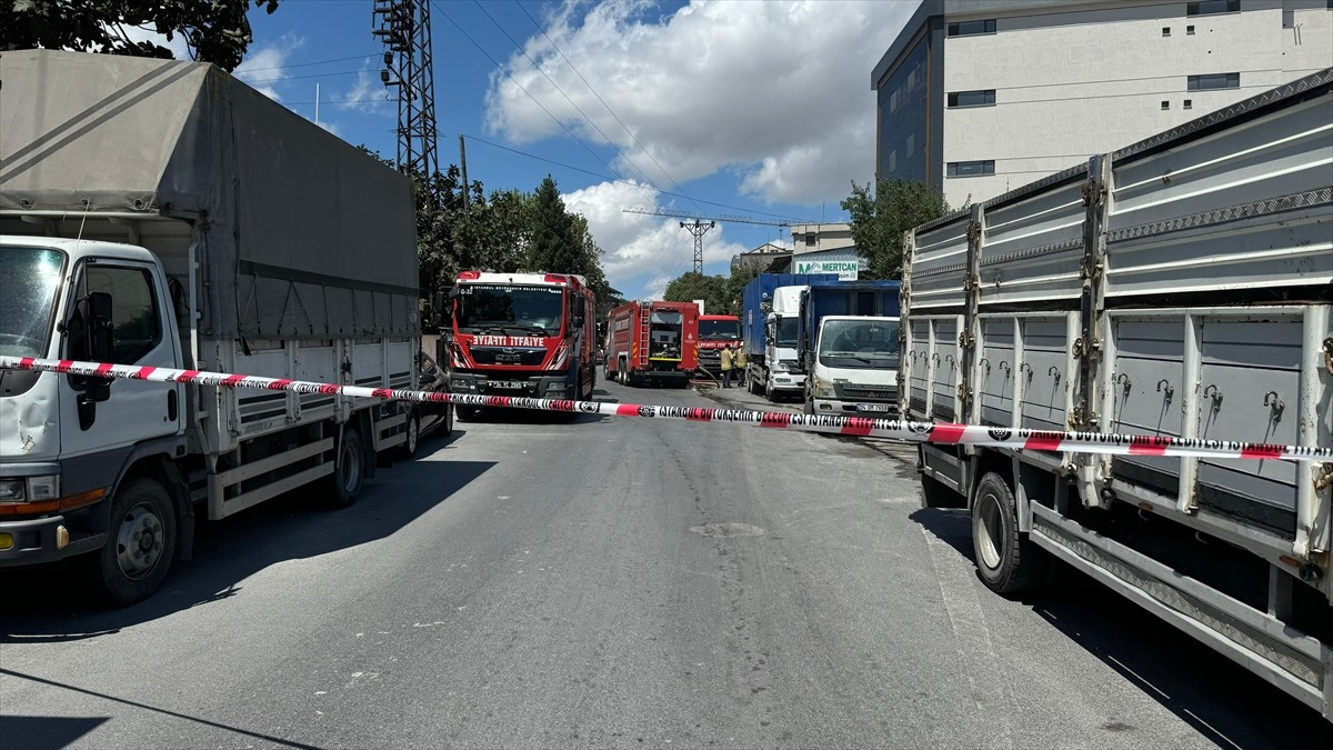 Avcılar'da geri dönüşüm malzemesinin konulduğu depoda çıkan yangın itfaiye ekiplerince...