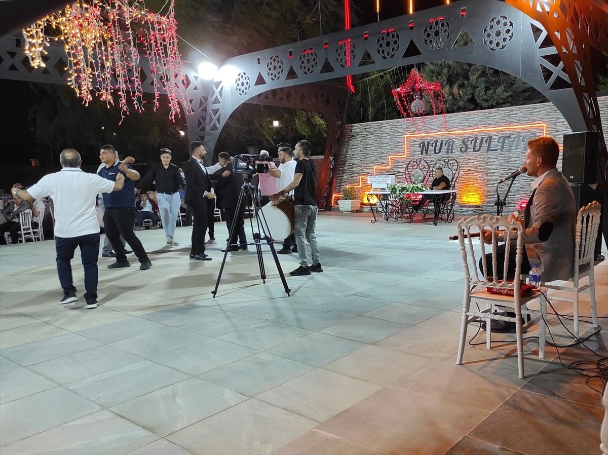 Babası ve ağabeylerinden edindiği bilgilerle çocuk yaştan itibaren bağlama çalmaya başlayan...