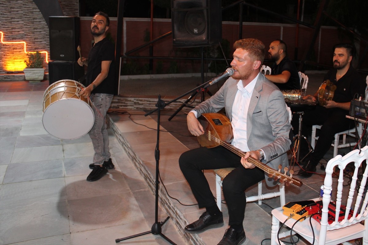 Babası ve ağabeylerinden edindiği bilgilerle çocuk yaştan itibaren bağlama çalmaya başlayan...