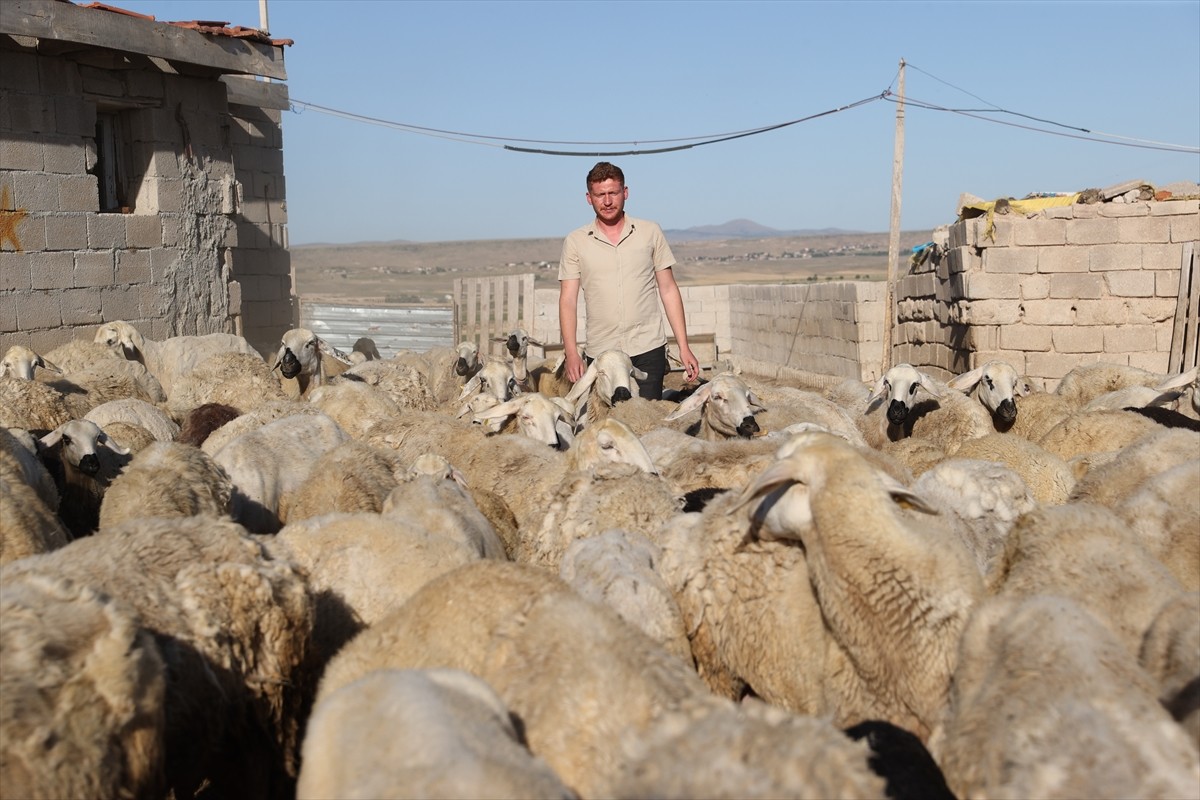Babası ve ağabeylerinden edindiği bilgilerle çocuk yaştan itibaren bağlama çalmaya başlayan...