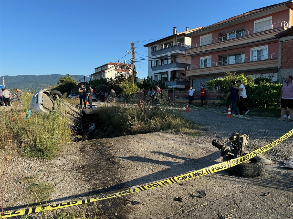 Bartın'da kontrolden çıkarak kanala devrilen otomobildeki 1 kişi öldü, 3 kişi yaralandı.
