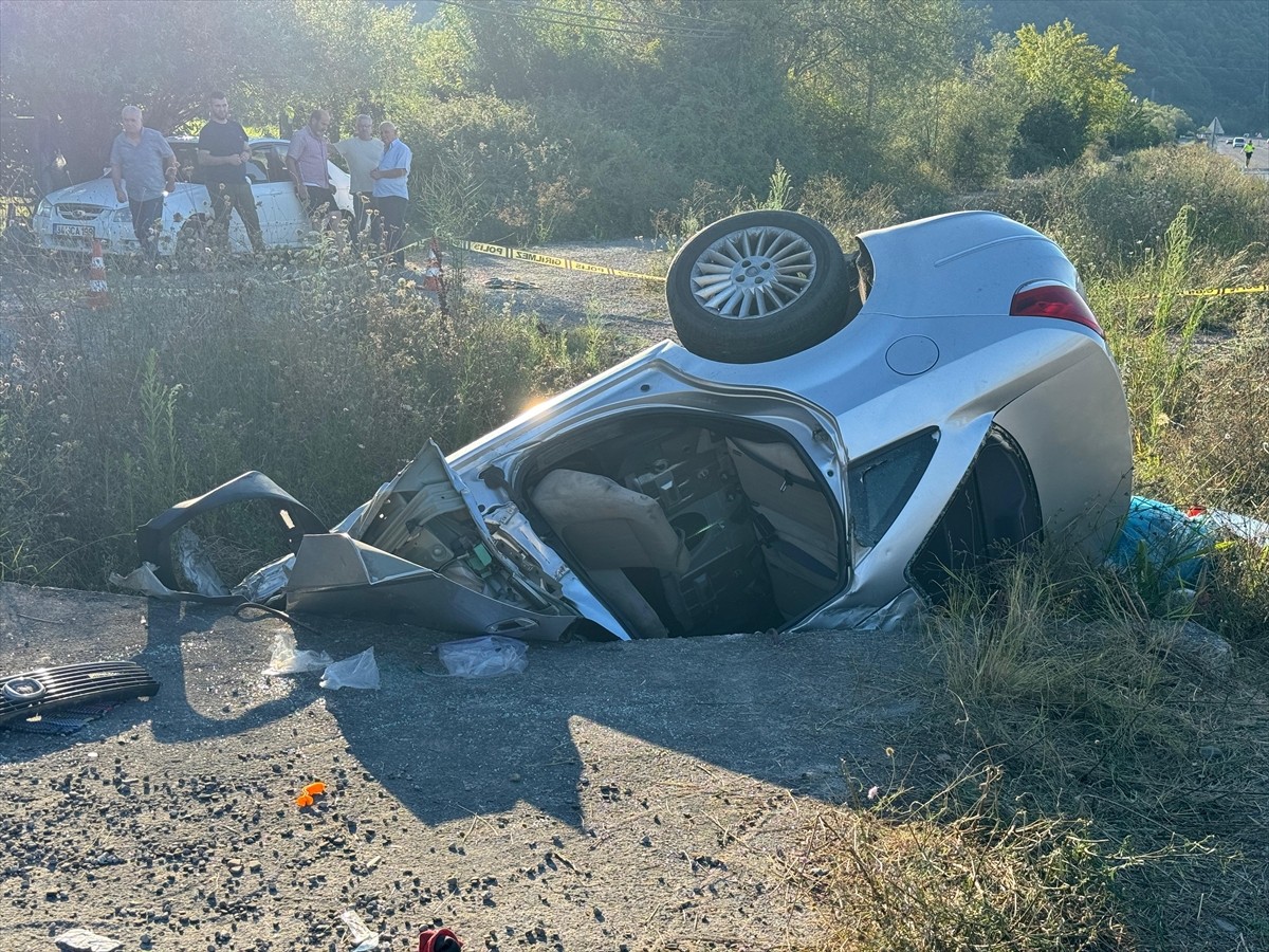 Bartın'da kontrolden çıkarak kanala devrilen otomobildeki 1 kişi öldü, 3 kişi yaralandı.