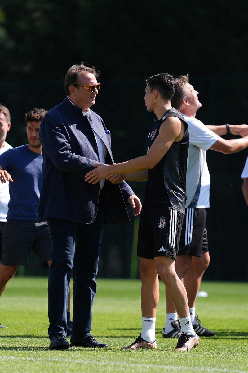 Beşiktaş Kulübü Başkanı Hasan Arat ile yönetim kurulu üyeleri, siyah-beyazlı futbol takımıyla bir...