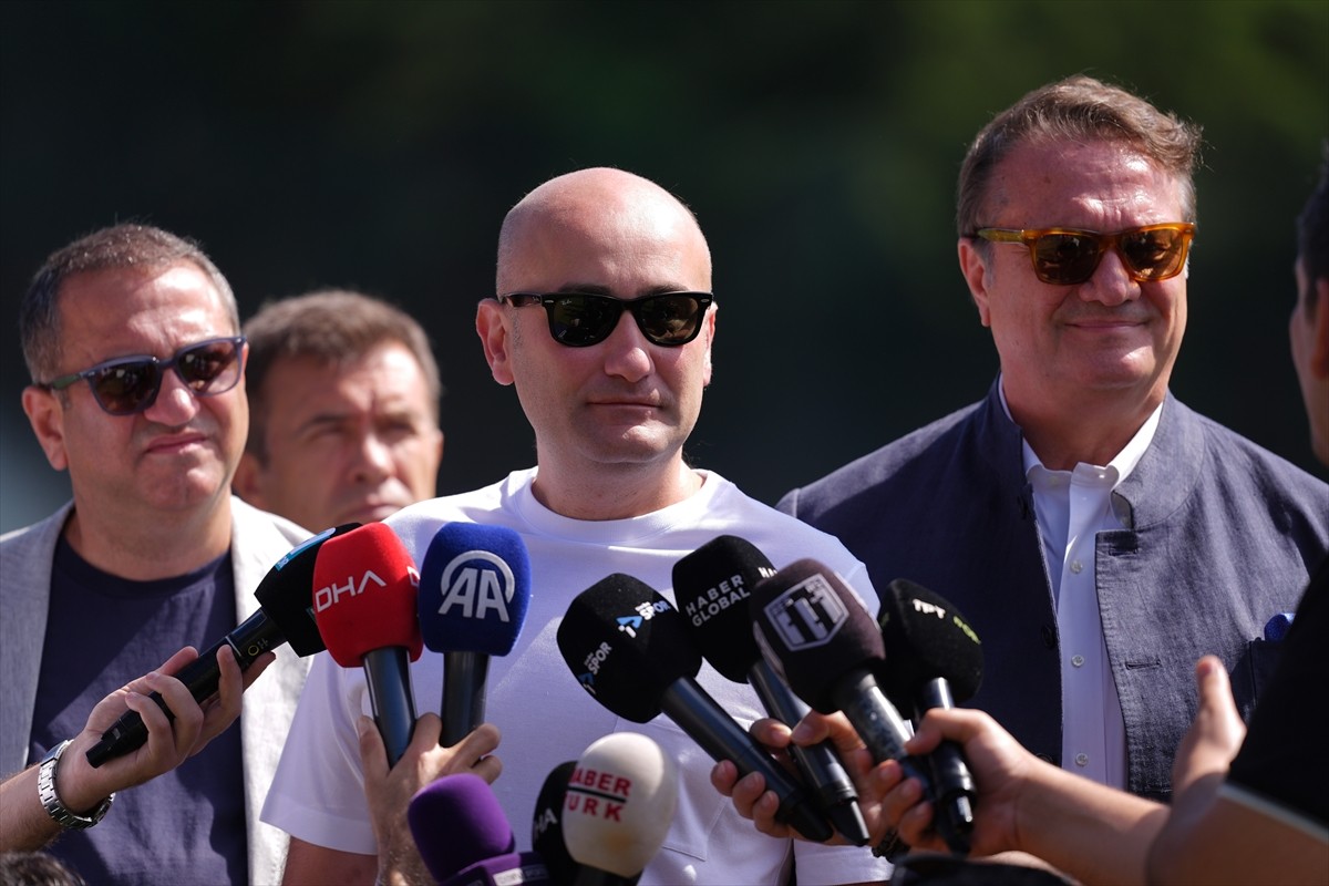 Beşiktaş Kulübü Başkanı Hasan Arat ile yönetim kurulu üyeleri, siyah-beyazlı futbol takımıyla bir...