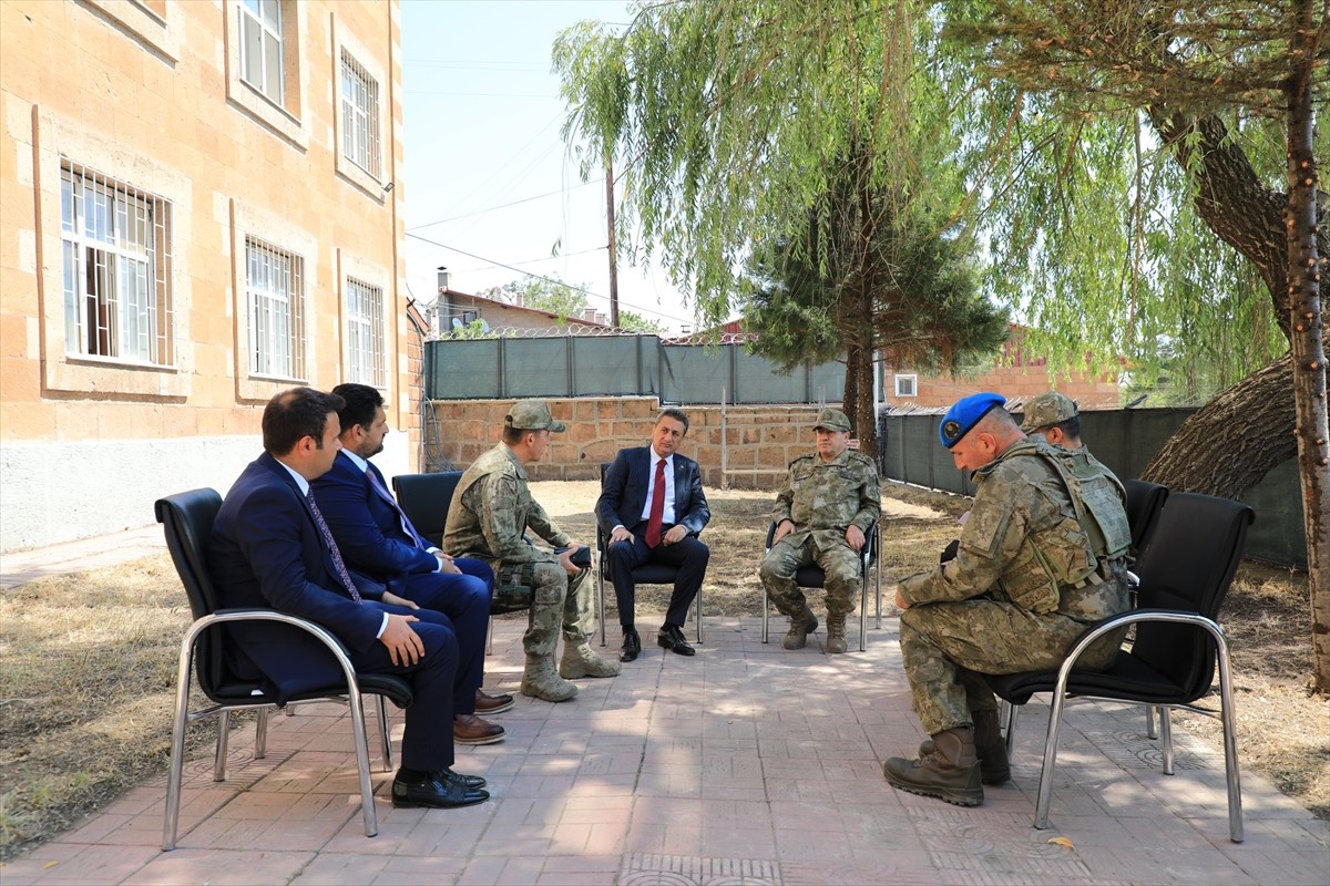 Bitlis'in Ahlat ilçesine gelen Kara Kuvvetleri Komutanı Orgeneral Selçuk Bayraktaroğlu, ziyaret ve...
