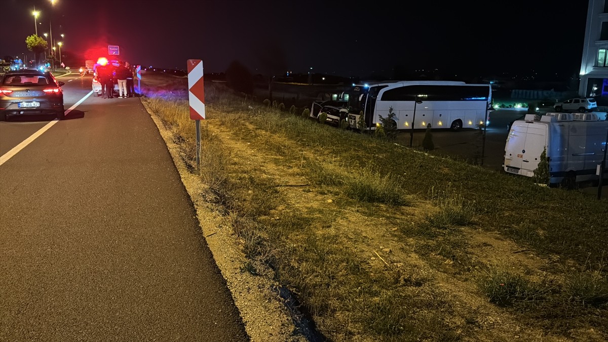  Bolu'da sürücüsü direksiyon başında uyuyan otomobil, aydınlatma direği ve park halindeki yolcu...