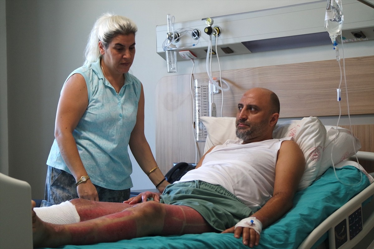 Bursa'da mangal jeliyle semaveri tutuşturmaya çalışan 48 yaşındaki Necdet Özdemir, jelin alev...