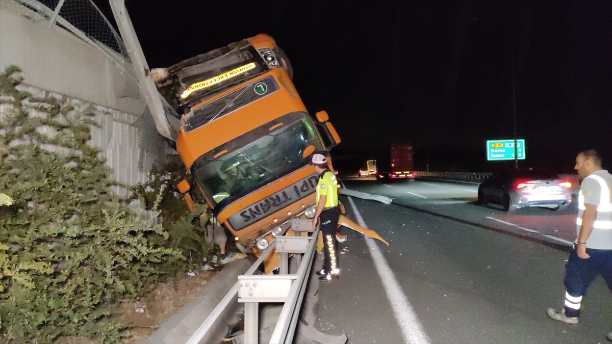 Bursa'nın Orhangazi ilçesinde devrilerek refüjde ters dönen tırın sürücüsü yaralandı.