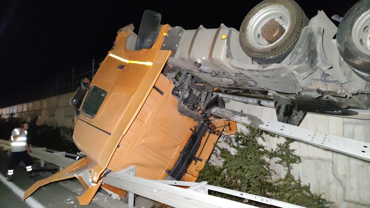 Bursa'nın Orhangazi ilçesinde devrilerek refüjde ters dönen tırın sürücüsü yaralandı.