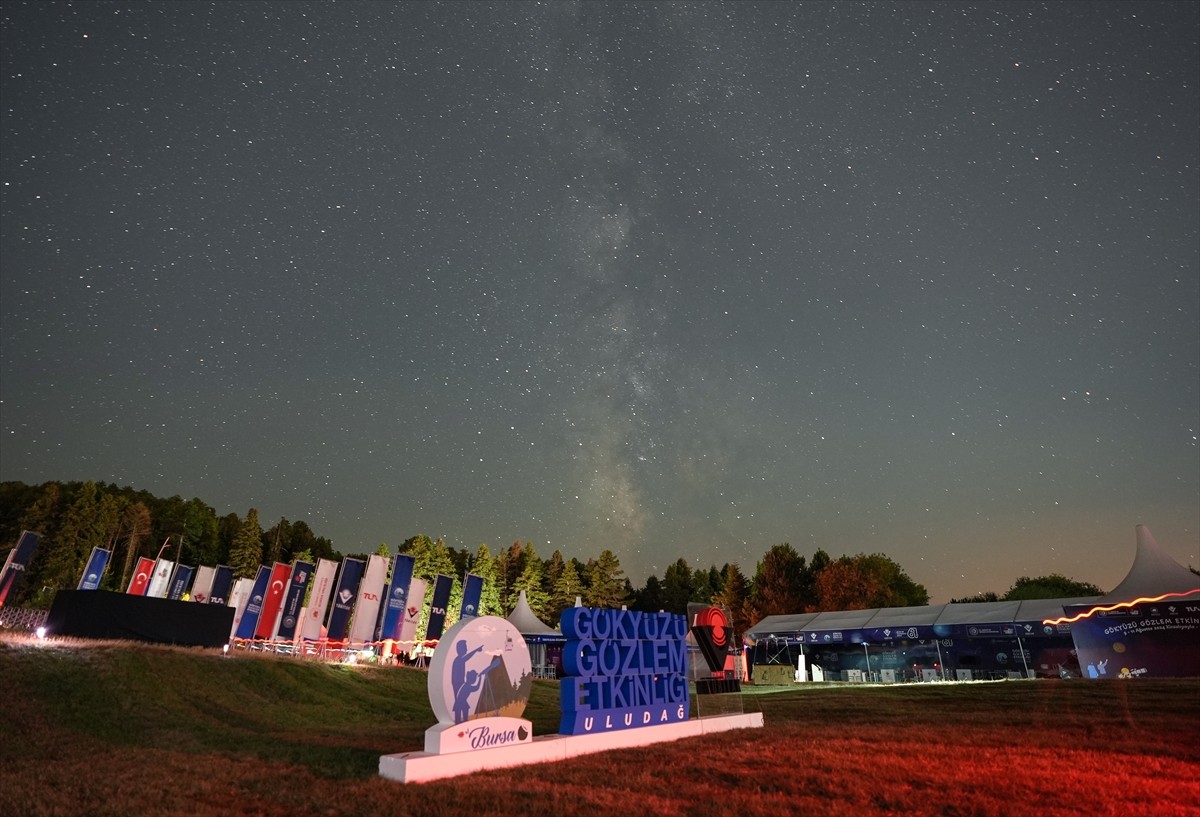 Bursa Uludağ'da TÜBİTAK'ın 26. Gökyüzü Gözlem Etkinliği başladı. Kirazlıyayla mevkiinde kurulan...