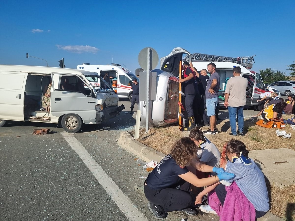 Çanakkale'nin Gelibolu ilçesinde iki aracın çarpışması sonucu 7 kişi yaralandı. Kaza yerine polis...