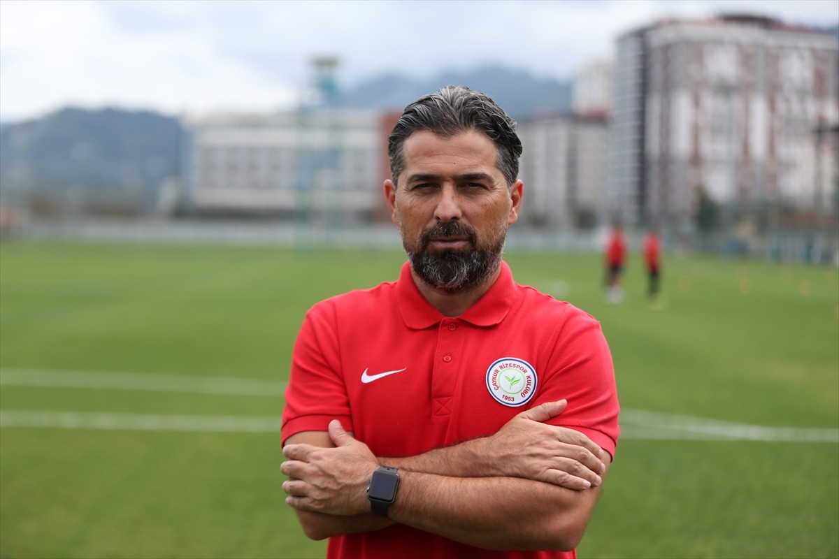 Çaykur Rizespor Teknik Direktörü İlhan Palut, Mehmet Cengiz Tesisleri'nde gazetecilere açıklamada...