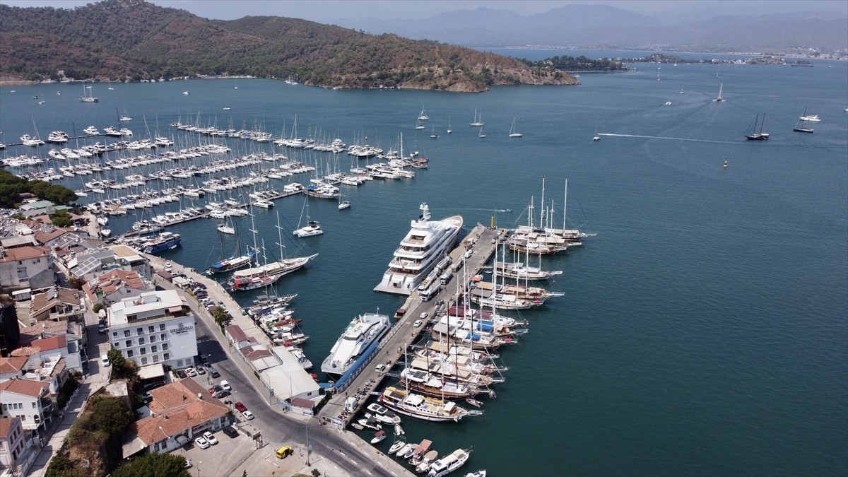 Cayman Adaları bayraklı 93 metrelik "Mayan Queen 4" isimli lüks yat, yakıt ikmali için Muğla'nın...