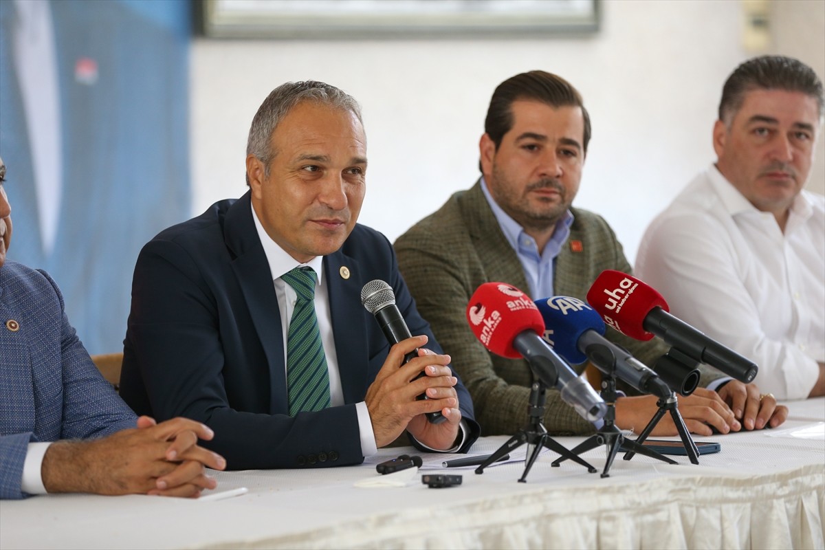 CHP Genel Başkan Yardımcısı Suat Özçağdaş (sağ4), bir dizi ziyaret için geldiği Hatay'da, eğitim...