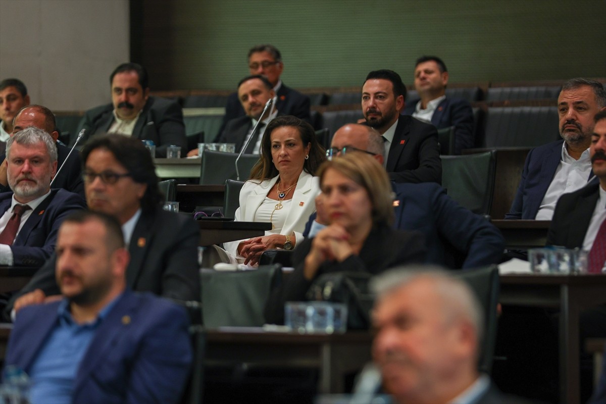 CHP Genel Başkanı Özgür Özel başkanlığındaki İl Başkanları Toplantısı başladı. Özel, toplantıda...