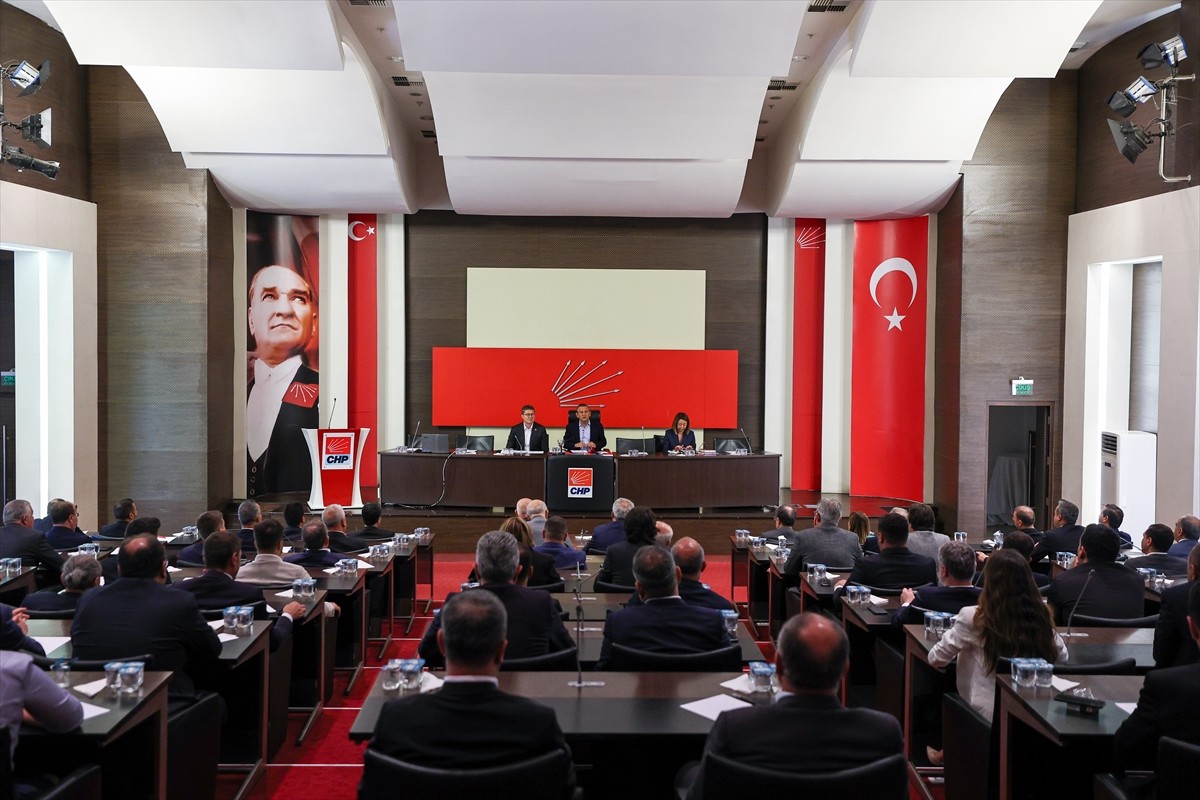 CHP Genel Başkanı Özgür Özel başkanlığındaki İl Başkanları Toplantısı başladı. Özel, toplantıda...