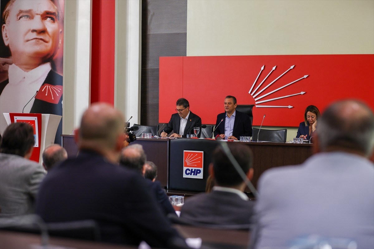 CHP Genel Başkanı Özgür Özel başkanlığındaki İl Başkanları Toplantısı başladı. Özel, toplantıda...