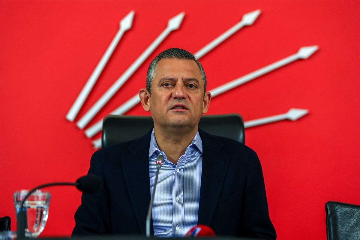 CHP Genel Başkanı Özgür Özel başkanlığındaki İl Başkanları Toplantısı başladı. Özel, toplantıda...