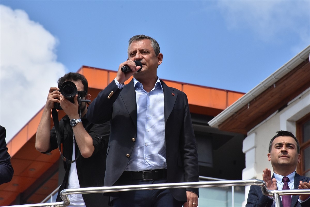 CHP Genel Başkanı Özgür Özel, partisince Giresun'daki Atatürk Meydanı'nda düzenlenen "fındık...