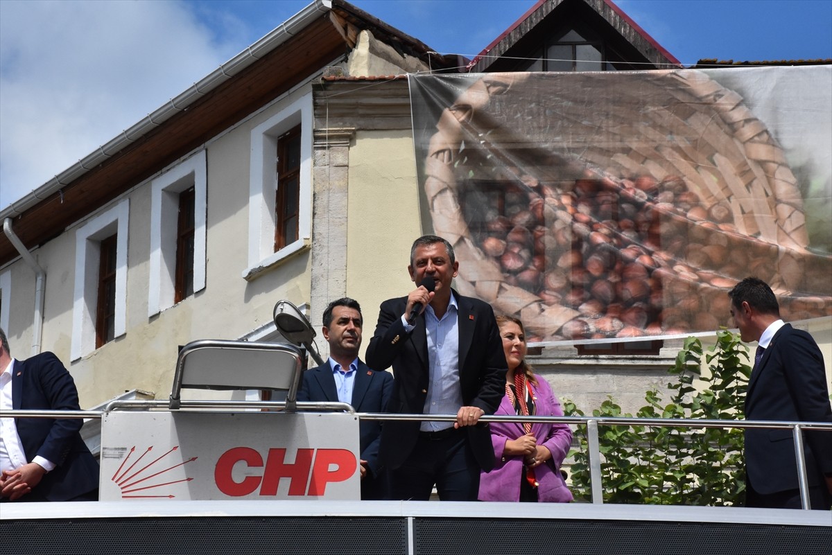 CHP Genel Başkanı Özgür Özel, partisince Giresun'daki Atatürk Meydanı'nda düzenlenen "fındık...
