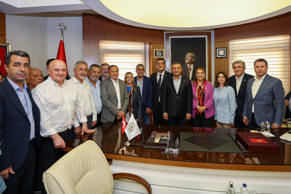 CHP Genel Başkanı Özgür Özel, partisince Giresun'daki Atatürk Meydanı'nda düzenlenen "fındık...