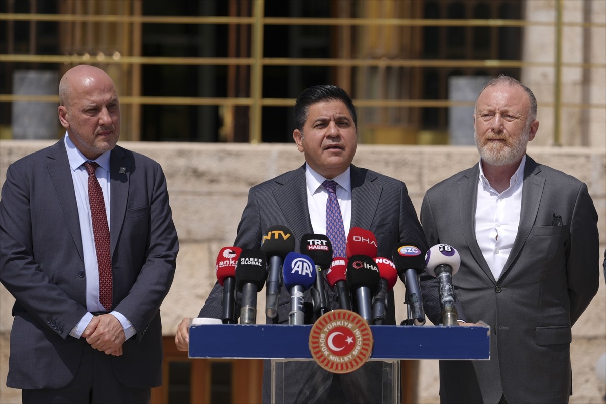 CHP Grup Başkanvekili Gökhan Günaydın (ortada), DEM Parti Grup Başkanvekili Sezai Temelli (solda)...