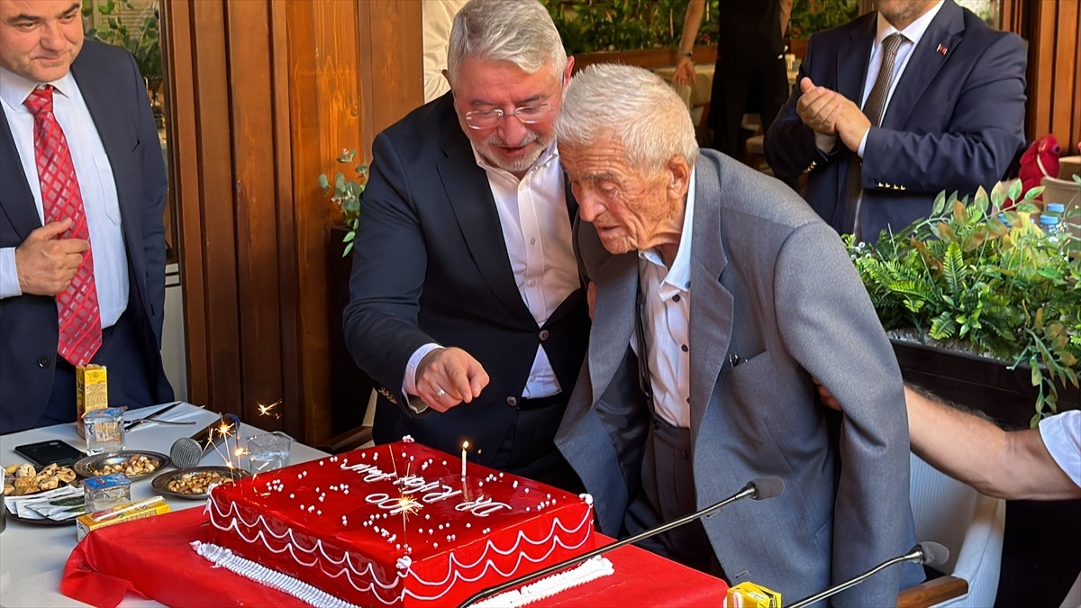 Çorum'da yaklaşık 75 yıl hekimlik yapan ve 100 yaşına giren Doktor Rıfat Patır'ın (fotoğrafta)...
