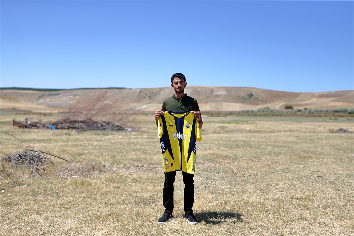 Çorum'un İskilip ilçesinde traktörüyle tarlasına "Fenerbahçe" yazdığı görüntüleri sosyal medyada...