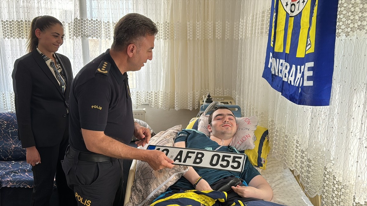 Çorum Emniyet Müdürü Arif Pehlivan (solda), sosyal medya hesabından yayınladığı video ile adının...