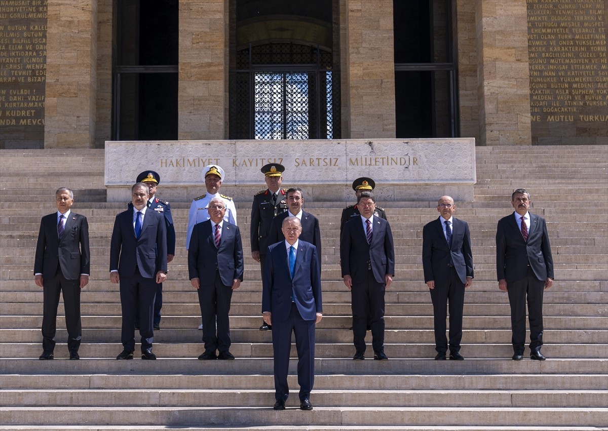 Cumhurbaşkanı Recep Tayyip Erdoğan başkanlığındaki Yüksek Askeri Şura (YAŞ) üyeleri Anıtkabir'i...