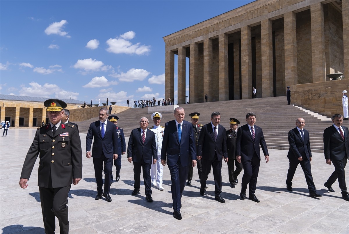 Cumhurbaşkanı Recep Tayyip Erdoğan başkanlığındaki Yüksek Askeri Şura (YAŞ) üyeleri Anıtkabir'i...